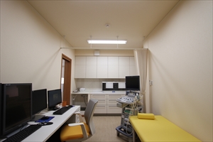 診察室２では、エコー（超音波診断装置）を設置。マンモグラフィの画像もすぐに見られます。