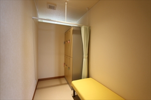 更衣室として、また感染症の方の隔離待合室として使用する部屋です。